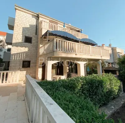 Haus 260 m², Supetar na Braču, 6 Apartments und Garage