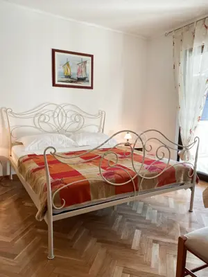 House 260 m², Supetar on Brač, 6 apartments and garage - 8
