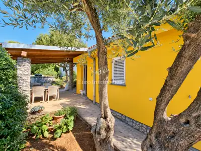 House 92 m², Omišalj - yard 758 m² and proximity to the center