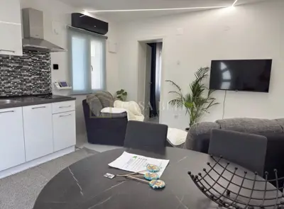 NOVI VINODOLSKI, 1 Zimmer + Wohnzimmer, 45 m², neu renovierte Wohnung - 2