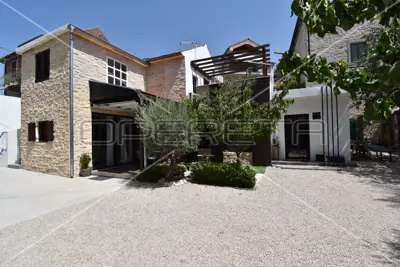 Novouređena kuća s 3 stana, Šibenik- centar