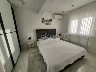 Crikvenica, luksuzna kuća, 4 apartmana, bazen, parking, vrt, garaža - 6