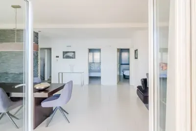 Crikvenica, luksuzna kuća, 4 apartmana, bazen, parking, vrt, garaža - 12