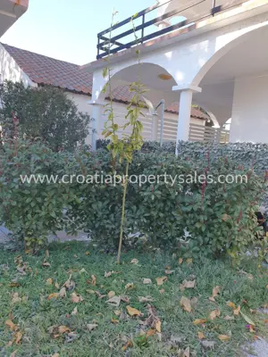 Haus in Rogoznica, Bucht neben dem Ort, Garage für 2 Autos - 10
