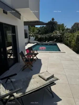 Moderno opremljen stan s vlastitim bazenom, vrtom i parkirnim mjestom, Pula!