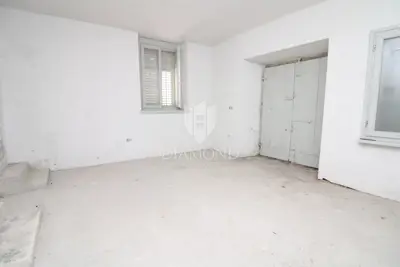 Haus in Pićnu, Altstadtzentrum und großes Potenzial - 4