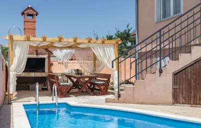 - Pula bliža okolica, samostojeća kuća sa bazenom -