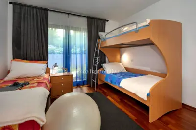 Stan u prizemlju s velikim vrtom i bazenom - Poreč - 19