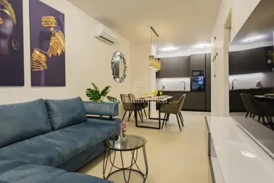 Moderan apartman na atraktivnoj lokaciji, 270 m od mora