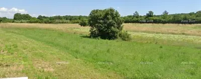 Krnica – Građevinsko zemljište 889 m² s projektom i dodatnim poljoprivrednim zemljištem 2.716 m²