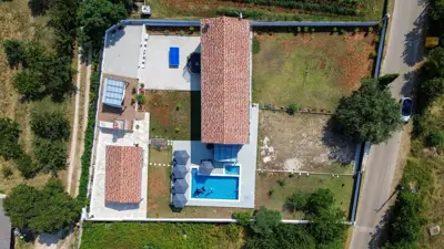 House 220 m², Svetvinčenat - pool and jacuzzi - 9