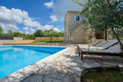 Kamena vila 110 m², Poreč okolica, bazen i pogled na more