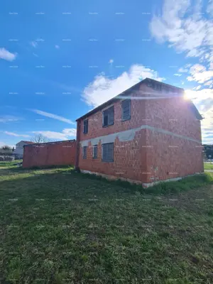 Kuća na prodaju u roh-bau fazi. Pomer.
