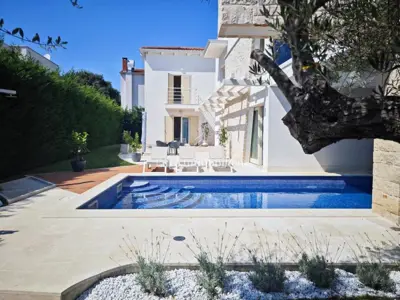 POREČ OKOLICA Samstojeća vila s bazenom, 1 km od mora