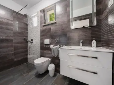 Kuća 198 m², Labin - prizemnica s bazenom i zelenilom - 11