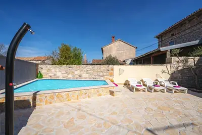 House 90 m², Svetvinčenat - quiet location near Pula