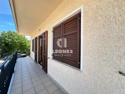 House in Novigrad, sea view and three apartments - 10