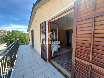House in Novigrad, sea view and three apartments - 8