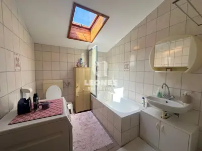 House in Novigrad, sea view and three apartments - 11