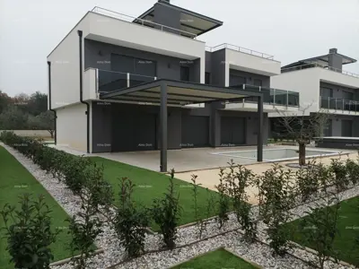 Moderna vila za odmor u zatvorenom kompleksu sa vilama na samoj obali mora.