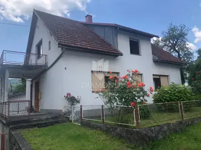 Prostrana obiteljska kuća s velikom okućnicom u idiličnom prirodnom ok