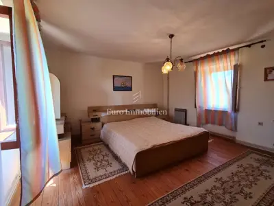Kuća s velikom okućnicom u okolici Pule - 10