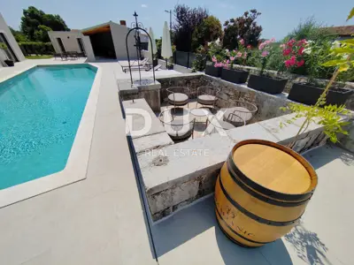 Villa 320 m², Poreč - 5 Schlafzimmer und 5 Badezimmer - 14