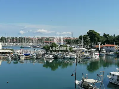 Stan 73 m², Novigrad - prvi red do mora