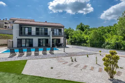 Kuća u Raklju, 400 m od centra, s bazenom i vrtom