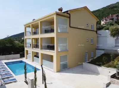 Raša, Šarmantna apartmanska kuća s bazenom i panoramskim pogledom na more
