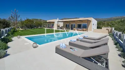 Vila 180 m², Kaštel Novi - bazen i privatnost