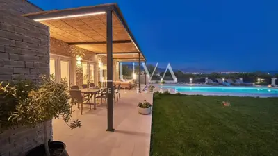 Vila 180 m², Kaštel Novi - bazen i privatnost - 4