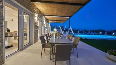 Vila 180 m², Kaštel Novi - bazen i privatnost - 17