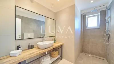 Vila 180 m², Kaštel Novi - bazen i privatnost - 9