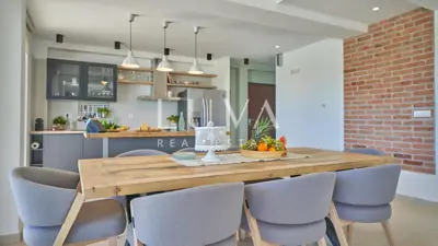 Vila 180 m², Kaštel Novi - bazen i privatnost - 20
