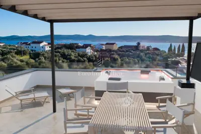 Penthouse s krovnom terasom i pogledom na more