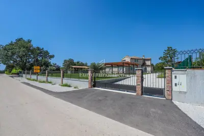 OKOLICA TINJANA! ! ! Velika samostojeća villa sa 4 spavaće sobe, idealna - 3