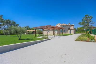 OKOLICA TINJANA! ! ! Velika samostojeća villa sa 4 spavaće sobe, idealna - 4
