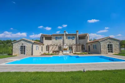 OKOLICA TINJANA! ! ! Velika samostojeća villa sa 4 spavaće sobe, idealna