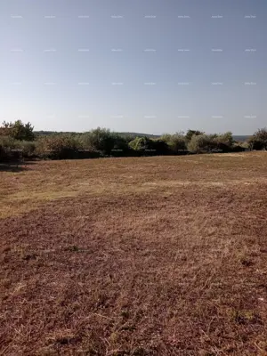 Građevinsko zemljište 1 064 m², Mutvoran kraj Marčane, uz cestu