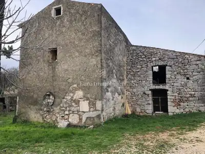 Otok Krk - kamena starina s velikom okućnicom - 2