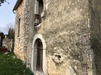 Otok Krk - kamena starina s velikom okućnicom