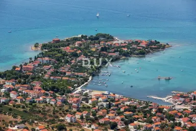 Land with house, Sukošan - close to the center and clear ownership