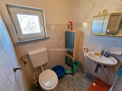 Krk - Haus zur Renovierung auf einem größeren Grundstück - 11