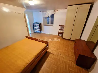 Krk - Haus zur Renovierung auf einem größeren Grundstück - 9