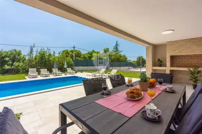 Kuća 1.039 m², Labin - bazen i natkrivena terasa - 20
