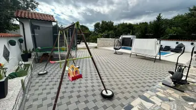 Haus mit Apartments und Pool, Pula Veli vrh, gepflegter Gartenbereich - 7