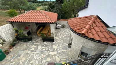 Haus mit Apartments und Pool, Pula Veli vrh, gepflegter Gartenbereich - 2