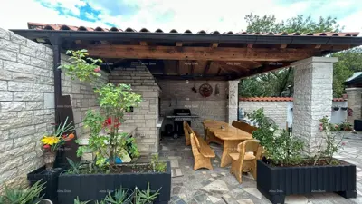 Haus mit Apartments und Pool, Pula Veli vrh, gepflegter Gartenbereich - 4