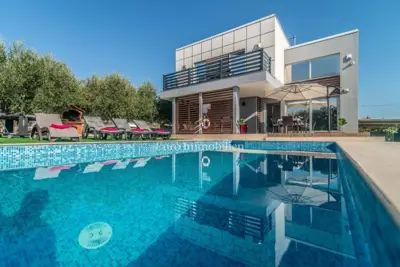 Vila 170 m², Vodnjan - grijani bazen i terasa